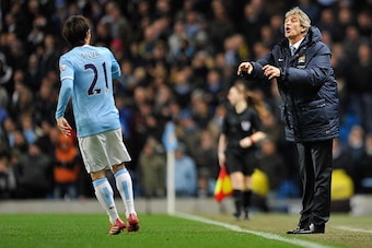 MANCHESTER, ENGLAND - DECEMBER 28:  Manchester City Manager Manuel Pellegrini issues orders to David Silva of Manchester City during the Barclays Premier League match between Manchester City and Crystal Palace at the Etihad Stadium on December 28, 2013 in