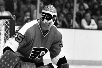 BOSTON, MA. - 1970's: Wayne Stephenson #35 of the Philadelphia Flyers tends goal against the Boston Bruins at the Boston Garden.  (Photo by Steve Babineau/NHLI via Getty Images)