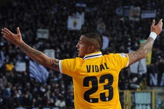 BOLOGNA, ITALY - DECEMBER 06: Arturo Vidal of Juventus celebrates scoring the first goal during the Serie A match between Bologna FC and Juventus at Stadio Renato Dall'Ara on December 6, 2013 in Bologna, Italy. (Photo by Claudio Villa/Getty Images) BOLOGNA, ITALY - DECEMBER 06: Arturo Vidal of Juventus celebrates scoring the first goal during the Serie A match between Bologna FC and Juventus at Stadio Renato Dall'Ara on December 6, 2013 in Bologna, Italy. (Photo by Claudio Villa/Getty Images)