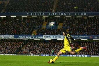 LONDON, ENGLAND - DECEMBER 29: Goalkeeper Petr Cech of Chelsea takes a goal kick during the Barclays Premier League match between Chelsea and Liverpool at Stamford Bridge on December 29, 2013 in London, England. (Photo by Julian Finney/Getty Images) LONDON, ENGLAND - DECEMBER 29: Goalkeeper Petr Cech of Chelsea takes a goal kick during the Barclays Premier League match between Chelsea and Liverpool at Stamford Bridge on December 29, 2013 in London, England. (Photo by Julian Finney/Getty Images)