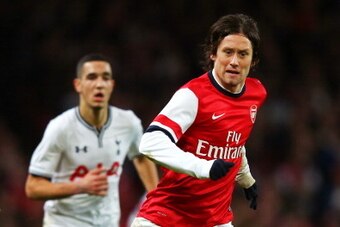 LONDON, ENGLAND - JANUARY 04:  Tomas Rosicky of Arsenal is pursued by Nabil Bentaleb of Spursl during the Budweiser FA Cup match between Arsenal and Tottenham Hotspur at Emirates Stadium on January 4, 2014 in London, England.  (Photo by Clive Rose/Getty I
