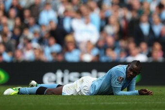 MANCHESTER, ENGLAND - OCTOBER 06:  Mario Balotelli of Manchester City reacts to a missed chance during the Barclays Premier League match between Manchester City and Sunderland at the Etihad Stadium on October 6, 2012 in Manchester, England. (Photo by Cliv