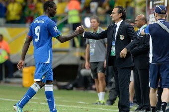 SALVADOR, BRAZIL - JUNE 22:  Mario Balotelli of Italy shkaes hands with Cesare Prandelli head coach of Italy after defeat in the FIFA Confederations Cup Brazil 2013 Group A match between Italy and Brazil at Estadio Octavio Mangabeira (Arena Fonte Nova Sal