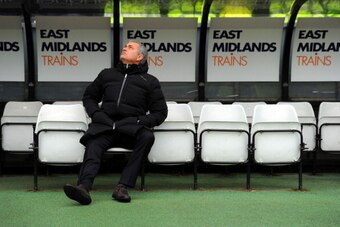 DERBY, ENGLAND - JANUARY 05:  Jose Mourinho manager of Chelsea looks on from the dugout during the Budweiser FA Cup Third Round match between Derby County and Chelsea at iPro Stadium on January 5, 2014 in Derby, England.  (Photo by Shaun Botterill/Getty I