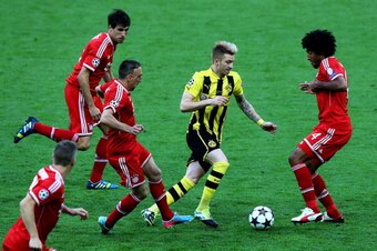 LONDON, ENGLAND - MAY 25:  Marco Reus of Borussia Dortmund (C) in action with Dante of Bayern Muenchen (R) during the UEFA Champions League final match between Borussia Dortmund and FC Bayern Muenchen at Wembley Stadium on May 25, 2013 in London, United K