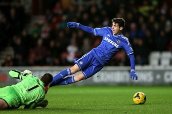 SOUTHAMPTON, ENGLAND - JANUARY 01:  Oscar of Chelsea goes down in the area after seemingly making contact with goalkeeper Kelvin Davis of Southampton during the Barclays Premier League match between Southampton and Chelsea at St Mary's Stadium on January 