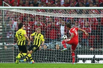LONDON, ENGLAND - MAY 25:  Mario Mandzukic of Bayern Muenchen (9) scores their first goal past Marcel Schmelzer (C) and Mats Hummels of Borussia Dortmund (15) during the UEFA Champions League final match between Borussia Dortmund and FC Bayern Muenchen at