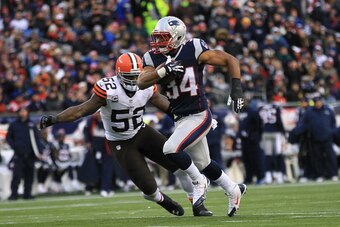 FOXBORO, MA - DECEMBER 8: Shane Vereen #34 of the New England Patriots runs the ball as D'Qwell Jackson #52 of the Cleveland Browns in the 2nd half at Gillette Stadium on December 8, 2013 in Foxboro, Massachusetts. (Photo by Jim Rogash/Getty Images)