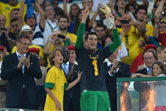 RIO DE JANEIRO, BRAZIL - JUNE 30:  Julio Cesar of Brazil lifts the Golden Glove after the FIFA Confederations Cup Brazil 2013 Final match between Brazil and Spain at Maracana on June 30, 2013 in Rio de Janeiro, Brazil.  (Photo by Laurence Griffiths/Getty 