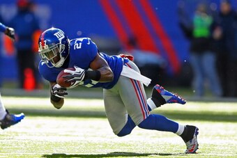 EAST RUTHERFORD, NJ - DECEMBER 30:  Stevie Brown #27 of the New York Giants intercepts the ball against the Philadelphia Eagles during their game against the at MetLife Stadium on December 30, 2012 in East Rutherford, New Jersey.  (Photo by Al Bello/Getty
