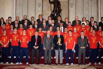 MADRID, SPAIN - JULY 12:  King Juan Carlos of Spain (C) receives the Spanish football team fresh from their victory at the 2010 FIFA World Cup at Zarzuela Palace on July 12, 2010 in Madrid, Spain.  (Photo by Carlos Alvarez/Getty Images)