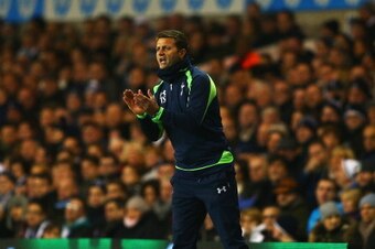 LONDON, ENGLAND - DECEMBER 29:  Tim Sherwood, manager of Tottenham Hotspur encourages his team during the Barclays Premier League match between Tottenham Hotspur and Stoke City at White Hart Lane on December 29, 2013 in London, England.  (Photo by Paul Gi