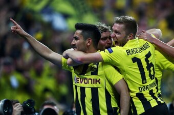 LONDON, ENGLAND - MAY 25: Ilkay Gundogan of Borussia Dortmund (L) celebrates with team-mate Jakub Blaszczykowski after scoring a goal from the penalty spot during the UEFA Champions League final match between Borussia Dortmund and FC Bayern Muenchen at W LONDON, ENGLAND - MAY 25: Ilkay Gundogan of Borussia Dortmund (L) celebrates with team-mate Jakub Blaszczykowski after scoring a goal from the penalty spot during the UEFA Champions League final match between Borussia Dortmund and FC Bayern Muenchen at W