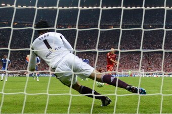 MUNICH, GERMANY - MAY 19:  Goalkeeper Petr Cech of Chelsea saves a penalty by Arjen Robben of Bayern Muenchen during UEFA Champions League Final between FC Bayern Muenchen and Chelsea at the Fussball Arena München on May 19, 2012 in Munich, Germany.  (Pho