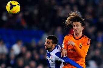 BARCELONA, SPAIN - JANUARY 12:  Luka Modric of Real Madrid CF duels for the ball with Simao Sabrosa of RCD Espanyol the La Liga match between RCD Espanyol and Real Madrid CF at Cornella-El Prat Stadium on January 12, 2014 in Barcelona, Spain.  (Photo by D
