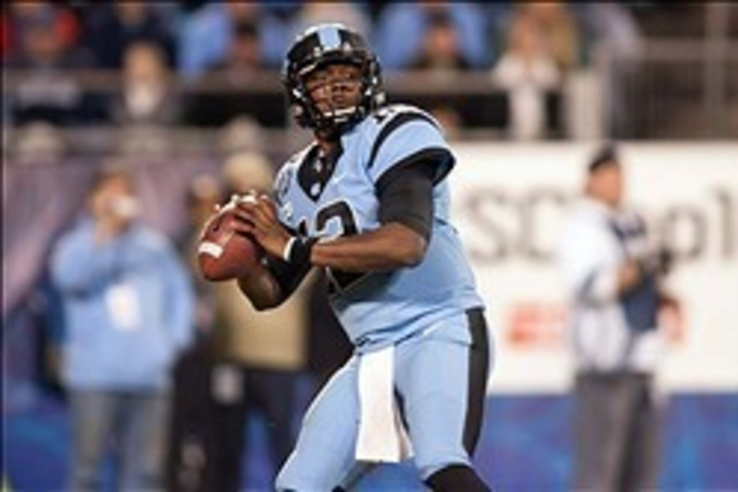 Dec 28, 2013; Charlotte, NC, USA; North Carolina Tar Heels quarterback Marquise Williams (12) passes the ball during the third quarter against the Cincinnati Bearcats in the Belk Bowl at Bank of America Stadium. Carolina defeated Cincinnati 39-17. Mandato