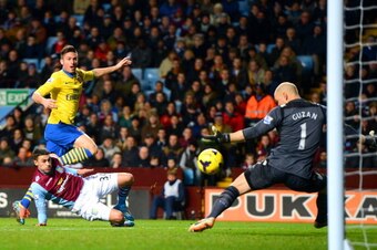 BIRMINGHAM, ENGLAND - JANUARY 13:  Olivier Giroud of Arsenal scores their second goal past  Brad Guzan of Aston Villa during the Barclays Premier League match between Aston Villa and Arsenal at Villa Park on January 13, 2014 in Birmingham, England.  (Phot