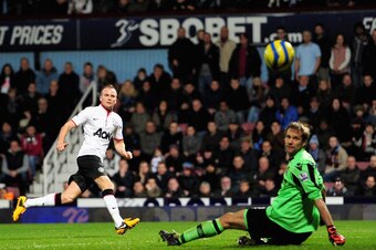 LONDON, ENGLAND - JANUARY 05:  Tom Cleverley of Manchester United scores the opening goal past Jussi Jaaskelainen of West Ham United during the FA Cup with Budweiser Third Round match between West Ham United and Manchester United at the Boleyn Ground on J