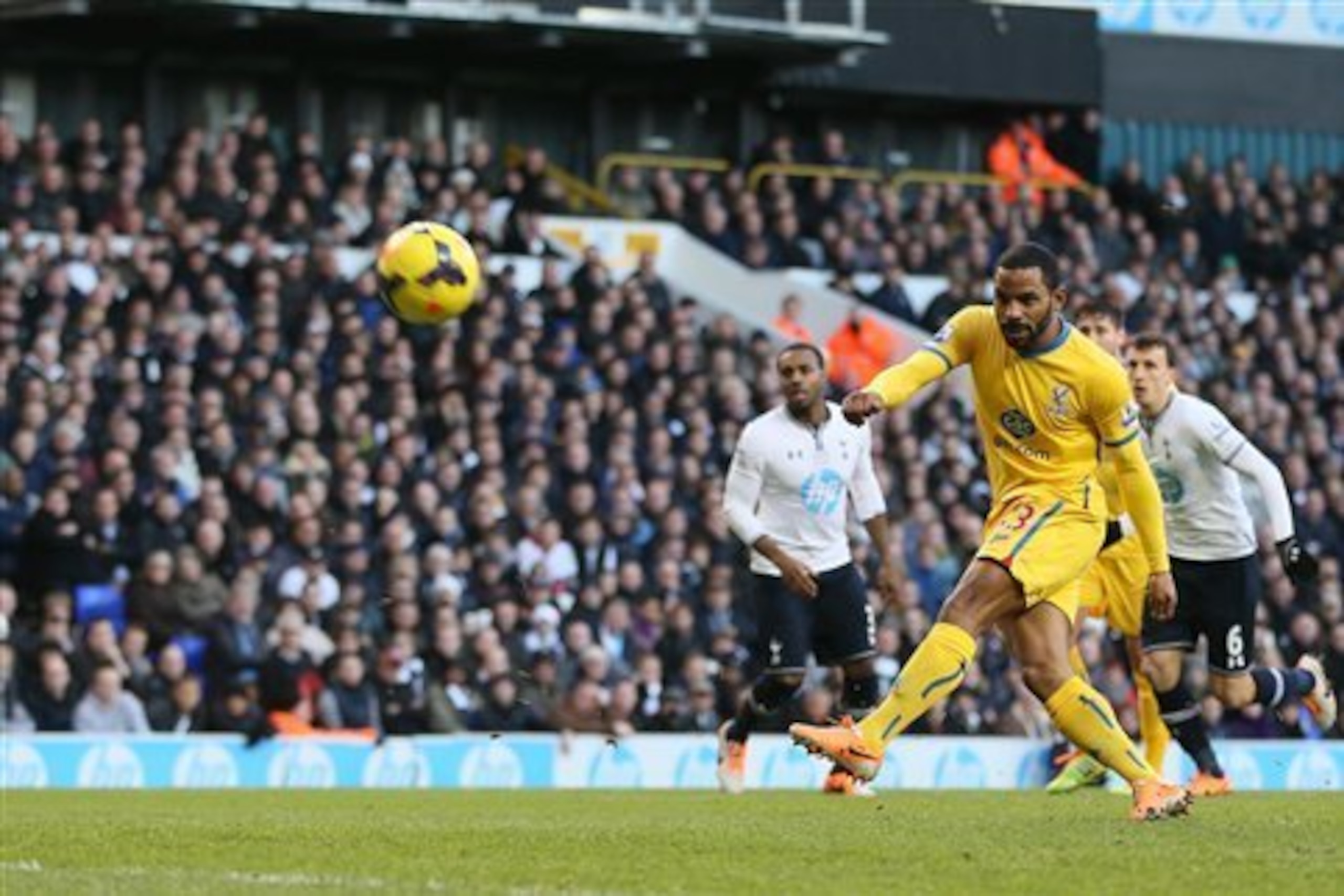 Jason Puncheon in action for Crystal Palace against Tottenham.