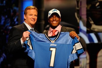 NEW YORK - APRIL 22:  Jahvid Best (R) from the California Golden Bears poses with NFL Commissioner ROger Goodell as they hold up a Detroit Lions jersey after the Lions selected Best number 30 overall during the first round of the 2010 NFL Draft at Radio C