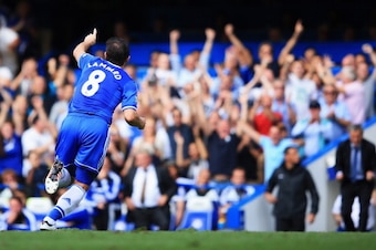 LONDON, ENGLAND - AUGUST 18:  Frank Lampard of Chelsea celebrates his goal with manager Jose Mourinho during the Barclays Premier League match between Chelsea and Hull City at Stamford Bridge on August 18, 2013 in London, England.  (Photo by Richard Heath