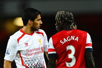 LONDON, ENGLAND - NOVEMBER 02:  Bacary Sagna of Arsenal clashes with Luis Suarez of Liverpool during the Barclays Premier League match between Arsenal and Liverpool at Emirates Stadium on November 2, 2013 in London, England.  (Photo by Laurence Griffiths/
