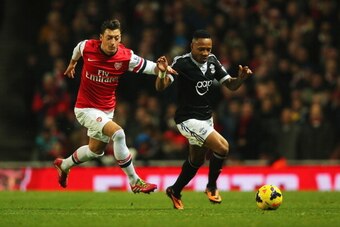 LONDON, ENGLAND - NOVEMBER 23:  Nathaniel Clyne of Southampton is pursued by Mesut Oezil of Arsenal during the Barclays Premier League match between Arsenal and Southampton at Emirates Stadium on November 23, 2013 in London, England.  (Photo by Clive Rose