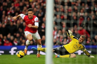 LONDON, ENGLAND - NOVEMBER 23:  Olivier Giroud of Arsenal rounds goalkeeper Artur Boruc of Southampton before scoring the opening goal during the Barclays Premier League match between Arsenal and Southampton at Emirates Stadium on November 23, 2013 in Lon