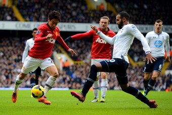 LONDON, ENGLAND - DECEMBER 01:  Shinji Kagawa and Wayne Rooney of Manchester United compete with Sandro of Tottenham Hotspur during the Barclays Premier League Match between Tottenham Hotspur and Manchester United at White Hart Lane on December 1, 2013 in