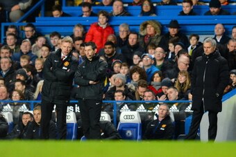 LONDON, ENGLAND - JANUARY 19:  David Moyes the Manchester United manager speaks with the fourth official whilst Jose Mourinho the Chelsea manager looks on during the Barclays Premier League match between Chelsea and Manchester United at Stamford Bridge on