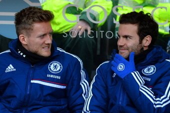 HULL, ENGLAND - JANUARY 11:  Substitutes Andre Schurrle and Juan Mata of Chelsea on the bench during the Barclays Premier League match between Hull City and Chelsea at KC Stadium on January 11, 2014 in Hull, England.  (Photo by Laurence Griffiths/Getty Im