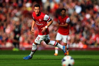 LONDON, ENGLAND - OCTOBER 19:  Mesut Oezil of Arsenal in action during the Barclays Premier League match between Arsenal and Norwich City at the Emirates Stadium on October 19, 2013 in London, England.  (Photo by Paul Gilham/Getty Images)