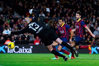 BARCELONA, SPAIN - JANUARY 26:  Alexis Sanchez of FC Barcelona scores his team's third goal under a challenge by Willy Caballero of Malaga CF during the La Liga match between FC Barcelona and Malaga CF at Camp Nou on January 26, 2014 in Barcelona, Spain. 