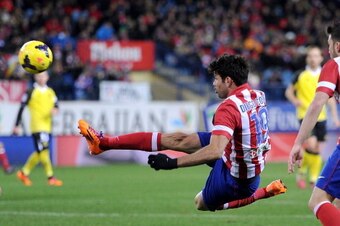 MADRID, SPAIN - JANUARY 19:  Diego Costa of Club Atletico de Madrid shoots at goal during the La Liga match between Club Atletico de Madrid and Sevilla FC at Vicente Calderon Stadium on January 19, 2014 in Madrid, Spain.  (Photo by Denis Doyle/Getty Image