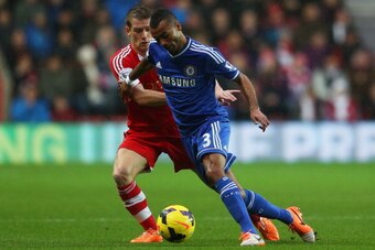 SOUTHAMPTON, ENGLAND - JANUARY 01:  Ashley Cole of Chelsea holds off Steven Davis of Southampton during the Barclays Premier League match between Southampton and Chelsea at St Mary's Stadium on January 1, 2014 in Southampton, England.  (Photo by Warren Li