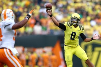 EUGENE, OR - SEPTEMBER 14:  Marcus Mariota #8 of the Oregon Ducks throws against of the Tennessee Volunteers on September 14, 2013 at the Autzen Stadium in Eugene, Oregon.  (Photo by Jonathan Ferrey/Getty Images)