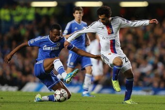 LONDON, ENGLAND - SEPTEMBER 18: John Obi Mikel of Chelsea and Mohamed Salah of FC Basel battle for the ball  during the UEFA Champions League Group E Match between Chelsea and FC Basel at Stamford Bridge on September 18, 2013 in London, England.  (Photo b