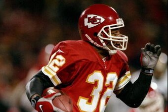 3 Nov 1997:  Running back Marcus Allen of the Kansas City Chiefs carries the football during the Chiefs 13-10 win over the Pittsburgh Steelers at Arrowhead Stadium in Kansas City, Missouri. Mandatory Credit: Brian Bahr  /Allsport