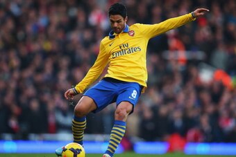 LONDON, ENGLAND - DECEMBER 26:  Mikel Arteta of Arsenal in action during the Barclays Premier League match between West Ham United and Arsenal at Boleyn Ground on December 26, 2013 in London, England.  (Photo by Bryn Lennon/Getty Images)