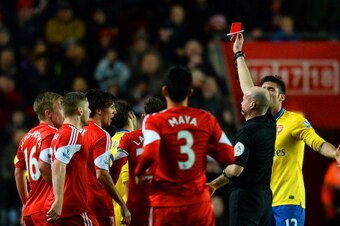 SOUTHAMPTON, ENGLAND - JANUARY 28:  Referee Lee Mason shows Mathieu Flamini of Arsenal (obstructed) a red card during the Barclays Premier League match between Southampton and Arsenal at St Mary's Stadium on January 28, 2014 in Southampton, England.  (Pho