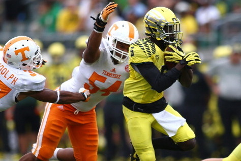EUGENE, OR - SEPTEMBER 14:  De'Anthony Thomas #6 of the Oregon Ducks runs the ball against Brian Randolph #37 and Jordan Williams #54 of the Tennessee Volunteers on September 14, 2013 at the Autzen Stadium in Eugene, Oregon.  (Photo by Jonathan Ferrey/Get