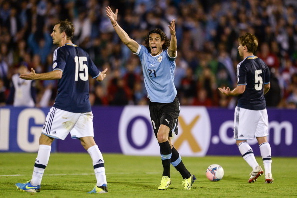 MONTEVIDEO, URUGUAY - OCTOBER 15: Leandro Somoza (L) with Lucas Biglia of Argentina and Edinson Cavani of Uruguay reacts with the referee during a match between Uruguay and Argentina as part of the 18th round of the South American Qualifiers for the FIFA'
