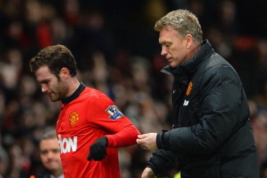 MANCHESTER, ENGLAND - JANUARY 28:  Manchester United Manager David Moyes substitutes Juan Mata during the Barclays Premier League match between Manchester United and Cardiff City at Old Trafford on January 28, 2014 in Manchester, England.  (Photo by Micha