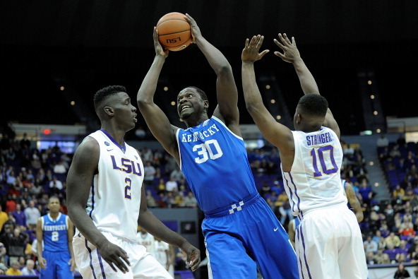 BATON ROUGE, LA - JANUARY 28:  Julius Randle #30 of the Kentucky Wildcats shoots between Andre Stringer #10 and Johnny O'Bryant III #2 of the LSU Tigers during a game at the Pete Maravich Assembly Center on January 28, 2014 in Baton Rouge, Louisiana.  LSU