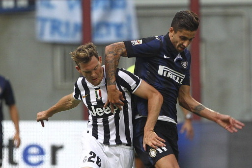 MILAN, ITALY - SEPTEMBER 14:  Stephan Lichtsteiner (L) of Juventus FC competes for the ball with Gabriel Ricardo Alvarez of FC Internazionale Milano during the Serie A match between FC Internazionale Milano and Juventus FC at San Siro Stadium on September