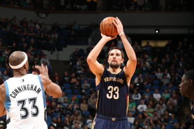 MINNEAPOLIS, MN - JANUARY 1: Ryan Anderson #33 of the New Orleans Pelicans shoots the ball against the Minnesota Timberwolves during the game on January 1, 2014 at Target Center in Minneapolis, Minnesota. NOTE TO USER: User expressly acknowledges and agre