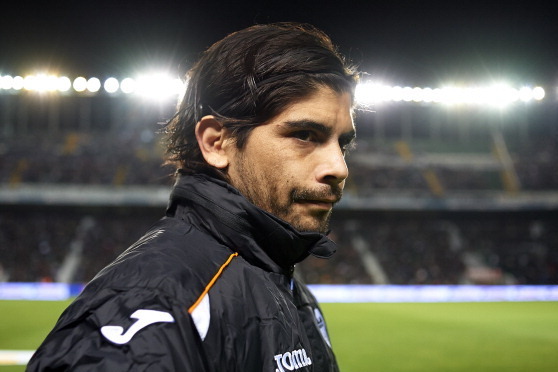 ELCHE, SPAIN - NOVEMBER 24:  Ever Banega of Valencia looks on prior to the start the La Liga match between Elche FC and Valencia CF at Manuel Martinez Valero on November 24, 2013 in Valencia, Spain.  (Photo by Manuel Queimadelos Alonso/Getty Images)