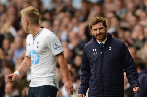 LONDON, ENGLAND - SEPTEMBER 14: Manager Andre Villa Boas of Spurs has words with Lewis Holtby of Spurs  during the Barclays Premier League match between Tottenham Hotspur and Norwich City at White Hart Lane on September 14, 2013 in London, England.  (Phot