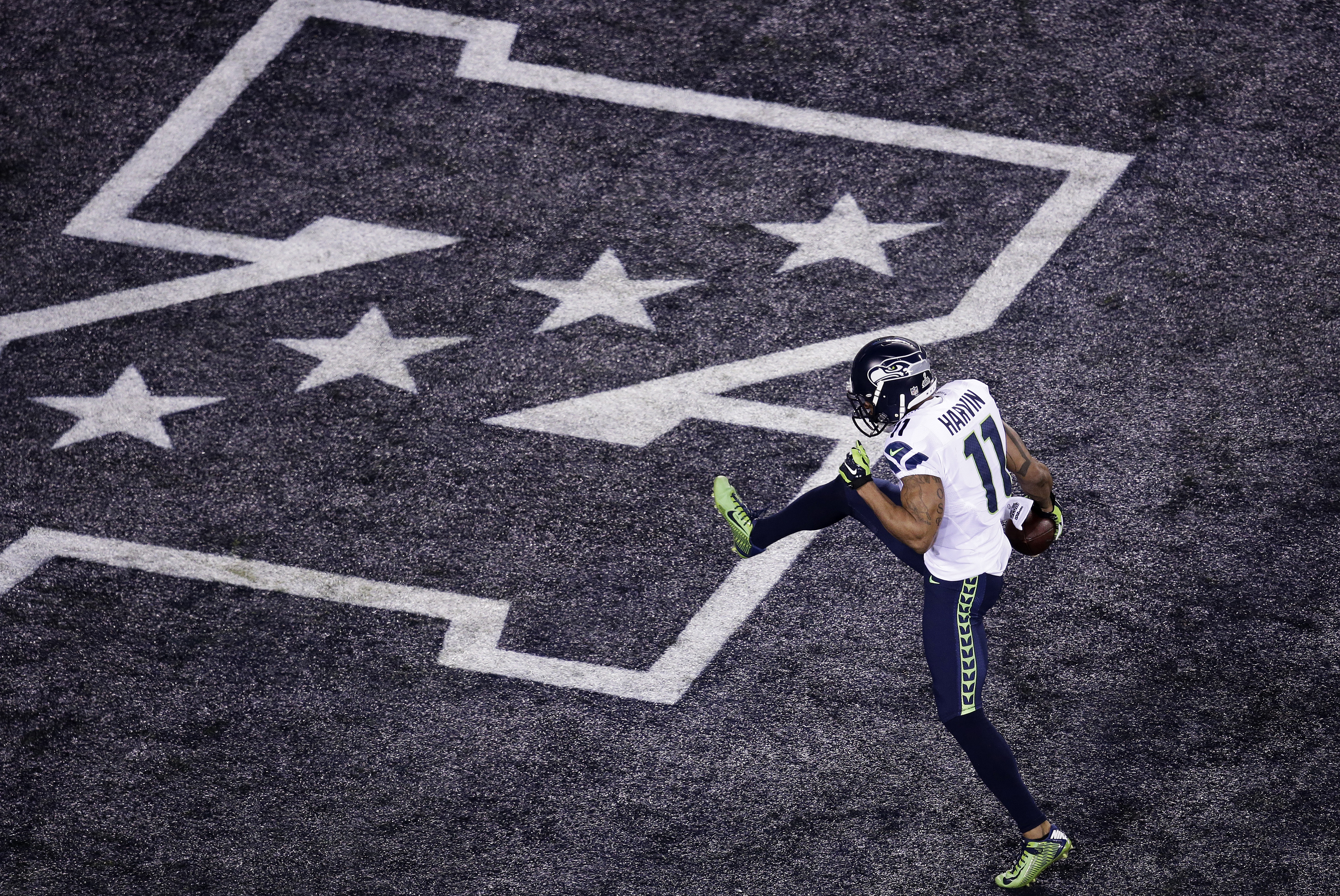 EAST RUTHERFORD, NJ - FEBRUARY 02:  Wide receiver Percy Harvin #11 of the Seattle Seahawks runs for 30 yards during Super Bowl XLVIII at MetLife Stadium against the Denver Broncos  on February 2, 2014 in East Rutherford, New Jersey.  (Photo by Win McNamee