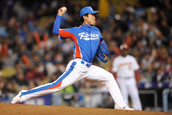 LOS ANGELES, CA - MARCH 21:  Starting pitcher Suk-Min Yoon #28 of Korea delivers a pitch against Venezuela in the sixth inning of the semifinal game of the 2009 World Baseball Classic on March 21, 2009 at Dodger Stadium in Los Angeles, California.  (Photo